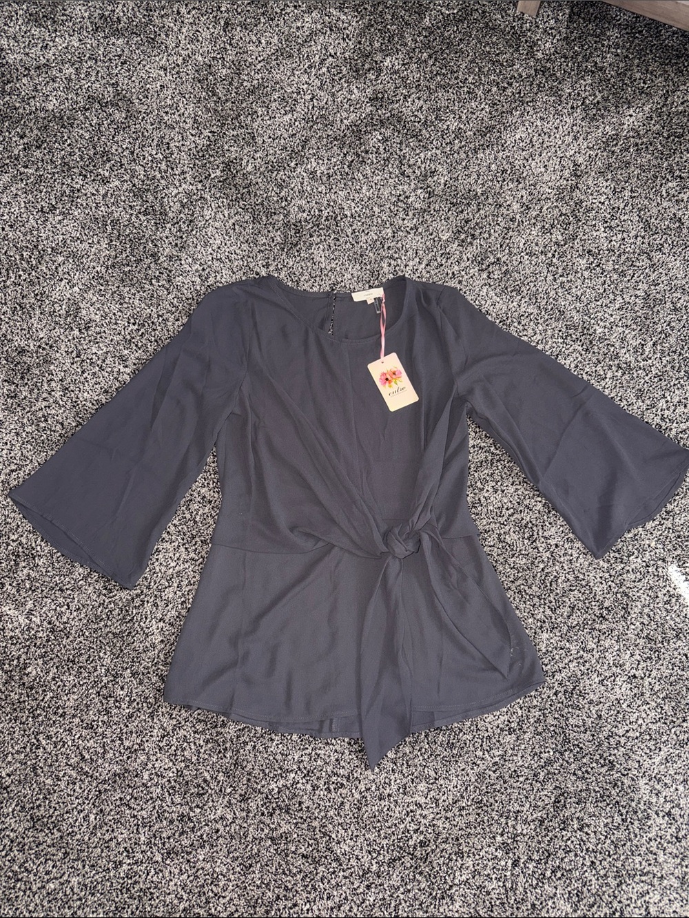 entro Gray Tie-Waist Bell Sleeve Blouse - Small